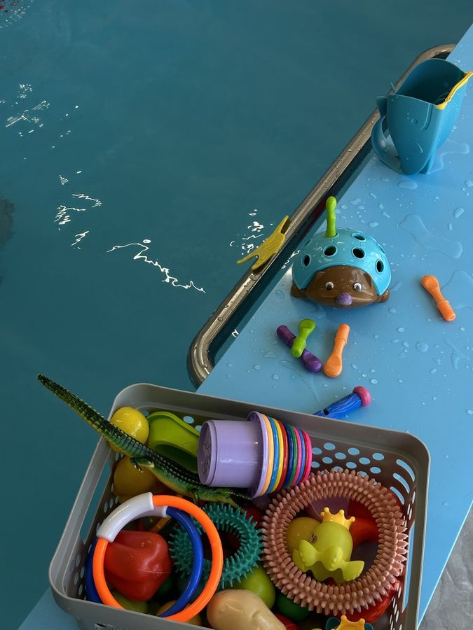 Les jouets d'éveil au bord du bassin